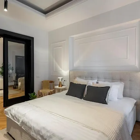 Apartment Epic 4br Luxe Boulevard Near Rosetti Square & Old Town Bukarest